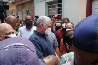 Díaz-Canel spreekt met buurtbewoners 11 07 21